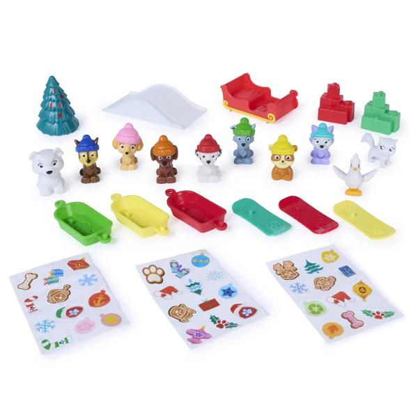Pregateste-te pentru 24 de zile de surprize si aventuri de iarna alaturi de personajele indragite din Patrula Catelusilor Calendarul Advent Salvare de Sarbatori ascunde in fiecare compartiment cate o surpriza tematica perfecta pentru a crea zi de zi noi scene de joaca inspirate de atmosfera sarbatorilor Copiii pot descoperi figurine si accesorii festive si pot recrea misiuni de salvare pline de actiune in decoruri de iarna Fiecare zi aduce un nou element de colectat transformand 