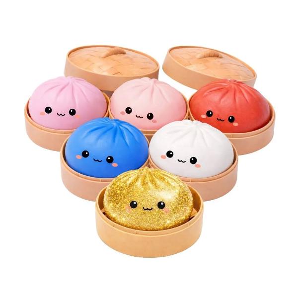 Jucaria Squishy Antistres Lucky Bao este o jucarie senzoriala de colectie moale si placuta la atingere conceputa pentru strangere apasare si framantare repetata Fiecare ambalaj ascunde un personaj surpriza in forma de bao oferind un element de mister si distractie la deschidere Textura elastica si forma simpatica transforma fiecare figurina intr-o jucarie potrivita pentru relaxare joaca senzoriala si mentinerea mainilor ocupate Colectia include mai multe modele cu expresii si decoruri 