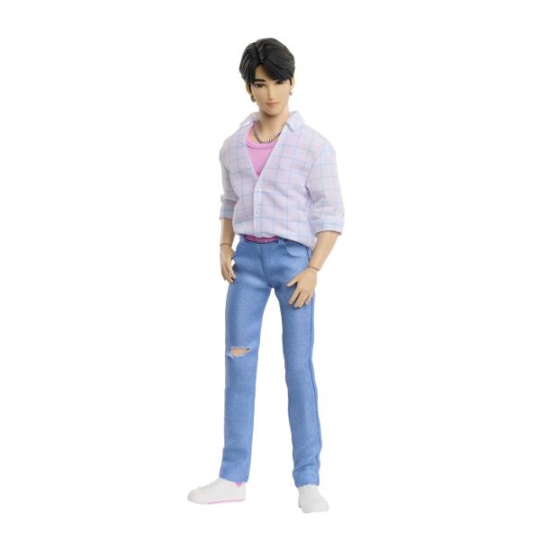 Figurina Jinu din K Pop Vanatori de Demoni este inspirata de personajul din grupul Saja Boys din universul Netflix KPop Demon Hunters Figurina are aproximativ 30 cm inaltime este articulata si poate fi pozitionata in diferite ipostaze pentru joaca sau expunere Jinu poarta o tinuta inspirata din aparitia sa &bdquoSoda Pop&rdquo cu camasa deschisa peste tricou pantaloni si accesorii tematice Setul include si accesorii suplimentare precum o pereche de ochelari un recipient si maini 