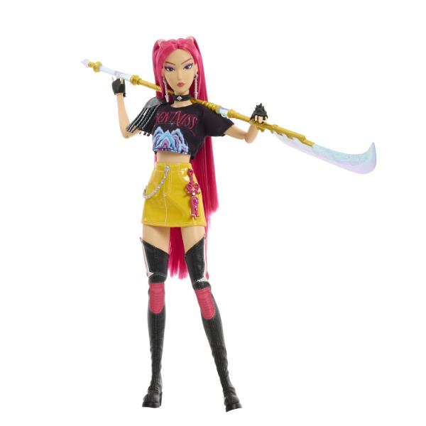 Figurina Mira din K Pop Vanatori de Demoni este inspirata de personajul din grupul HUNTRX din universul Netflix KPop Demon Hunters Figurina are aproximativ 30 cm inaltime este articulata si poate fi pozitionata in diferite ipostaze pentru joaca sau expunere Mira poarta tinuta inspirata din momentul &bdquoHow It&39s Done&rdquo cu par lung roz tricou negru fusta galbena si cizme iar setul include si arma sa caracteristica pentru recrearea scenelor de actiune din film 