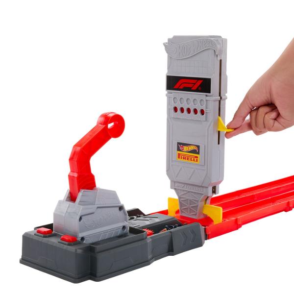 Circuitul de curse Hot Wheels Racing Grid Start Formula 1 2025 aduce emotia curselor de Formula 1 in universul Hot Wheels Setul permite copiilor sa organizeze curse rapide si competitii de reactie lansand simultan cele doua masinute incluse pe pista pentru a vedea cine ajunge primul la final Circuitul este inspirat de grila de start Formula 1 si include elemente tematice F1 precum turnul de start pista de curse si sistemul Hot Wheels Speed Snap conceput pentru o asamblare rapida si usoara 