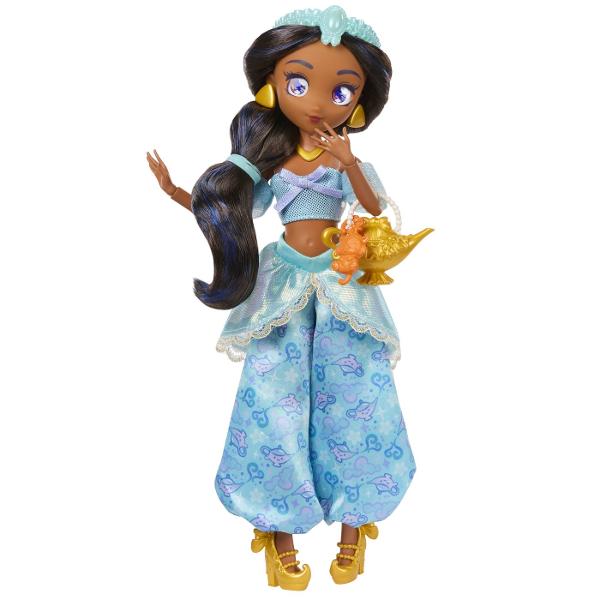 Papusa Printesa Jasmine din colectia Disney Princess este inspirata de indragitul personaj din povestea Aladdin Jasmine poarta o tinuta eleganta in nuante de turcoaz cu pantaloni largi top decorativ si detalii stralucitoare completata de parul lung si accesoriile specifice personajului Papusa are aproximativ 22 cm inaltime si este insotita de accesorii tematice care completeaza experienta de joaca Copiii pot recrea scene inspirate din povestea Disney sau pot inventa propriile aventuri 