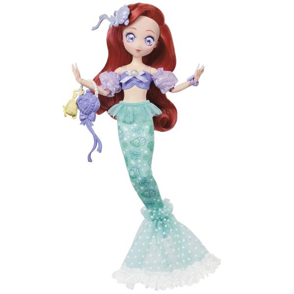 Papusa Ariel din colectia Disney Princess este inspirata de indragitul personaj din povestea Mica Sirena Papusa are aproximativ 23 cm inaltime si poarta o tinuta in nuante de mov si turcoaz cu detalii inspirate de lumea subacvatica Parul lung roscat si accesoriile tematice completeaza aspectul specific personajului Ariel Papusa este potrivita pentru recrearea scenelor preferate din povestea Disney si pentru inventarea unor noi aventuri pline de imaginatie Inaltime papusa aproximativ 23 cm 