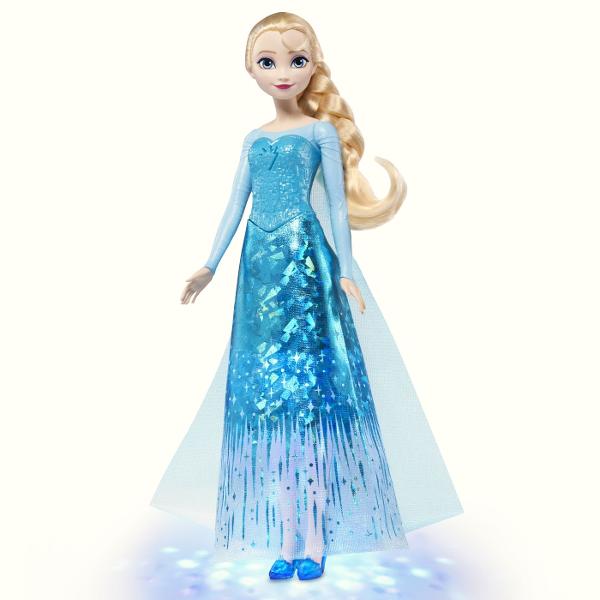 Papusa Elsa din Disney Frozen aduce magia Regatului de Gheata intr-o versiune interactiva cu muzica si efecte luminoase Prin apasarea zonei indicate pe piept papusa activeaza o melodie si lumini care pun in valoare tinuta inspirata de personajul Elsa Papusa poarta o rochie eleganta in nuante de albastru cu detalii stralucitoare si motive inspirate de gheata si fulgi de zapada Parul blond impletit lateral completeaza aspectul emblematic al personajului Este potrivita pentru recrearea 
