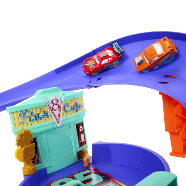 Pista de curse Disney Pixar Cars Celebration Raceway aduce actiunea si viteza din lumea Cars intr-un set de joaca spectaculos Copiii il pot lansa pe Fulger McQueen pe traseu cu ajutorul mecanismului de propulsie actionat manual si il pot trimite prin bucla centrala iluminata pentru curse pline de dinamism Setul include o masinuta Fulger McQueen si o pista cu lungimea de aproximativ 53 cm prevazuta cu elemente inspirate din Radiator Springs si zona Flo&39s V8 Cafe Masinuta inclusa poate 