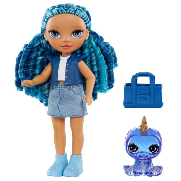 Descopera papusa Sapphire Bradshaw sora mai mica a lui Skyler Bradshaw parte din seria Rainbow High LittlesIncepe sa creezi povesti cu surorile mai mici ale papusilor tale Rainbow High preferate Sapphire Bradshaw este energetica extrovertita increzatoare si uneori impulsiva Cu ajutorul surorii ei mai mari gaseste intotdeauna drumul cel bunSapphire Bradshaw are un stil unic Este imbracata din cap pana in picioare in denim albastru cu o fusta din denim moale si o jacheta modelata din 