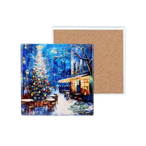Adaug&259; farmecul s&259;rb&259;torilor de iarn&259; &537;i elegan&539;a artei &icirc;n decorul casei tale cu acest set de 4 suporturi ceramice pentru pahare &537;i c&259;ni decorate cu scene urbane de Cr&259;ciun realizate &icirc;n stilul inconfundabil al picturilor lui Vincent van GoghInspirate de universul artistic al celebrului pictor olandez ilustra&539;iile surprind atmosfera 