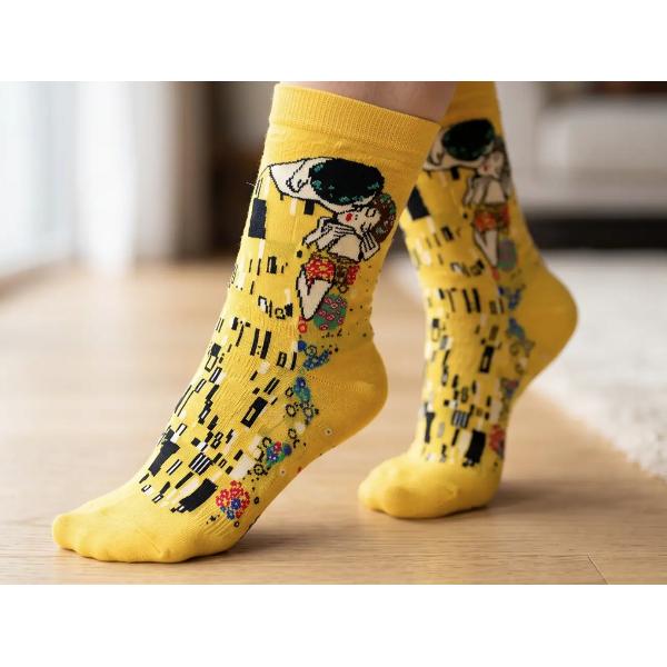 &536;osete din bumbac medii galbene &ndash; Klimt S&259;rutulAdaug&259; un strop de art&259; &537;i culoare &539;inutelor tale cu aceste &537;osete inspirate de celebra pictur&259; &bdquo;S&259;rutul&rdquo; de Gustav KlimtCu un design artistic deosebit &icirc;n nuan&539;e calde de galben &537;osetele aduc farmecul uneia dintre cele mai cunoscute opere de art&259; 