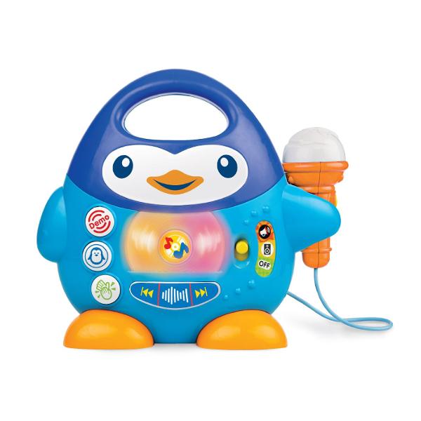 Player Muzical Pinguin este o jucarie muzicala interactiva prevazuta cu microfon functional ideala pentru momente de cantat si joaca Microfonul include un efect amuzant de ecou iar luminile LED clipesc in timpul redarii muzicii Playerul reda melodii vesele si sunete de aplauze iar efectele sonore cu animale pot fi adaugate peste melodii pentru o experienta de joaca mai distractiva Jucaria este prevazuta cu functii pentru trecerea la melodia urmatoare sau revenirea la cea anterioara 