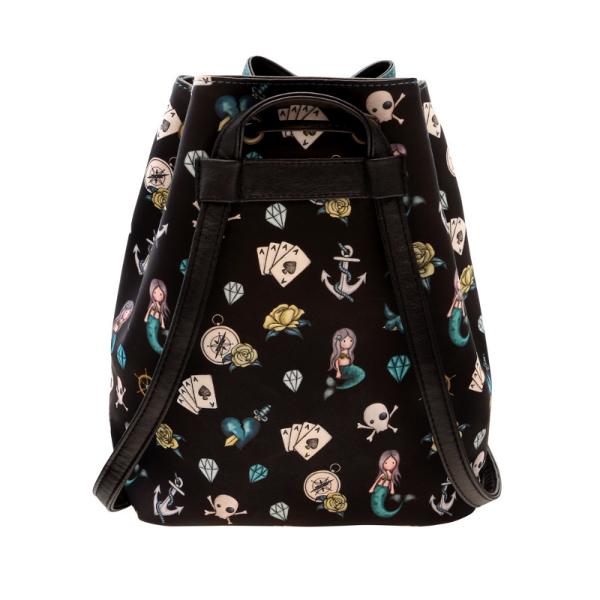 Sac fashion Gorjuss Black Pearl este un accesoriu deosebit si incapator ce poate fi asortat cu orice tinuta de zi cu ziAcest Sac fashion Gorjuss Black Pearl poate fi purtat in spate ca orice rucsacel sau pe umar ca o geanta prin ridicarea baretei Sac fashion Gorjuss Black Pearl este format dintr-un compartiment principal interior mare care are un buzunar cu inchidere prin fermoar  