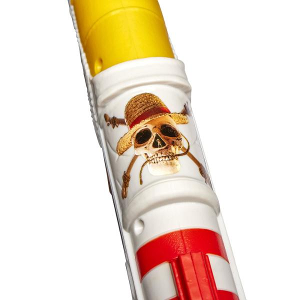 Nerf Blaster Elite One Piece Going Merry este o jucarie de actiune inspirata din universul One Piece ideala pentru copiii si fanii seriei care vor sa adauge aventurilor lor un accesoriu spectaculos Blasterul are un design special inspirat de corabia Going Merry cu detalii decorative care il fac usor de remarcat si potrivit pentru jocuri de rol pline de imaginatie Modelul este usor de manevrat si este conceput pentru distractie activa atat in interior cat si in aer liber Setul include si 