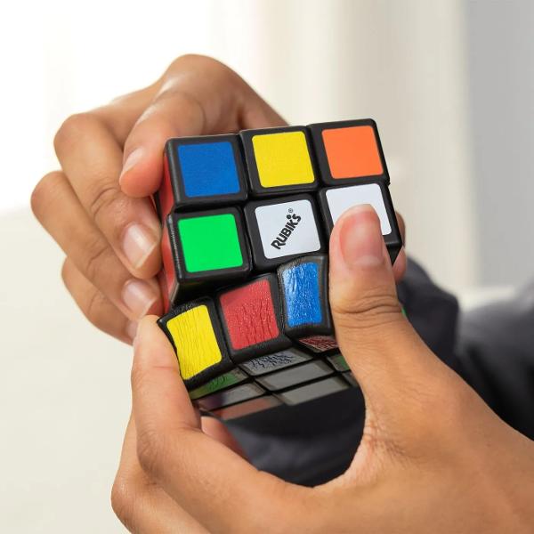 Descopera o noua experienta de joaca si rezolvare a puzzle-urilor cu Rubiks Squish Cube o reinterpretare inovatoare a celebrului Cub Rubik Acest puzzle tridimensional combina provocarea clasica de logica si indemanare cu o textura moale si flexibila oferind o senzatie placuta la atingere Cubul pastreaza mecanismul traditional de rotire iar obiectivul este sa potrivesti culorile astfel incat fiecare fata sa aiba o singura culoare Datorita materialului flexibil cubul poate fi strans 