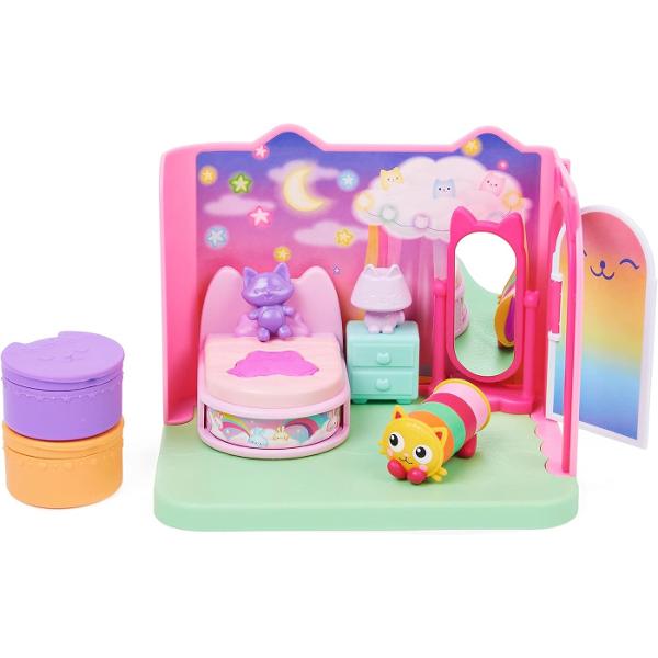 Set camera Deluxe Acest set de joaca magic draguta aduce la viata pentru copii lumea incantatoare a unuia dintre cele mai populare basme Netflix Casa de papusi a lui Gabi Setul include o camera profesionala completa cu o multime de accesorii interesanteCasa de papusi a lui Gabi ii indruma pe copii catre un basm magic unde pot sa o cunoasca pe Gabi si pe prietenii ei &Icircn basm ratacind prin casa lui Gabi ei pot descoperi diferitele camere unde ii asteapta aventuri incitante Casa 