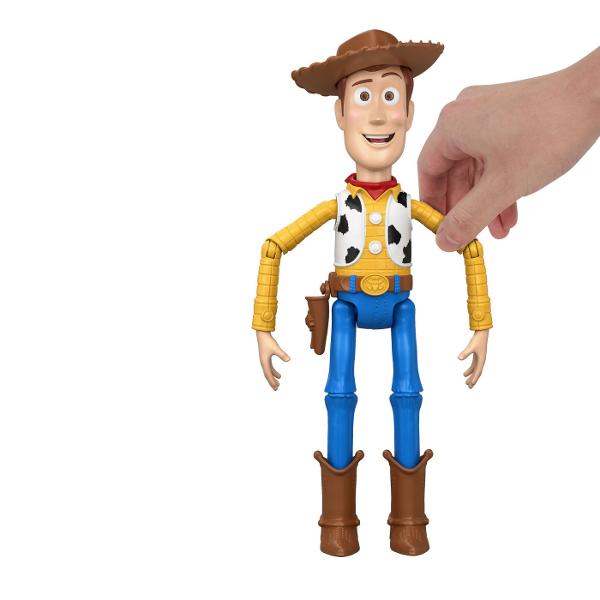 Figurina Woody din Toy Story 5 este inspirata de indragitul personaj Disney Pixar si reda tinuta sa clasica de cowboy cu palarie maro camasa galbena vesta alb-negru esarfa rosie si cizme Figurina are aproximativ 30 cm inaltime este articulata si include functii interactive Prin tragerea snurului din spate Woody activeaza sunete si replici iar mecanismul de miscare adauga un plus de dinamism in timpul jocului Copiii pot recrea scene inspirate din Toy Story 5 si pot inventa propriile 