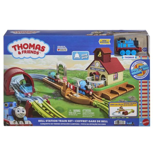 Setul de joaca Thomas si Prietenii Gara cu Accesorii aduce aventurile de pe Insula Sodor direct in camera copilului Inspirat din indragitul univers Thomas & Friends setul include o gara detaliata elemente de cale ferata si locomotiva Thomas pentru recrearea unor scene pline de actiune Circuitul are o lungime de peste 200 cm si include sine tunel bariere indicatoare si elemente de decor care permit construirea unui traseu variat Gara este prevazuta cu clopot iar diferitele 