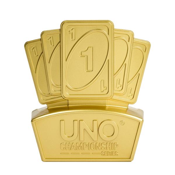 UNO Turneu este o editie speciala a jocului clasic UNO conceputa pentru competitii si confruntari intre jucatori Jocul pastreaza mecanica binecunoscuta UNO in care cartile trebuie potrivite dupa culoare numar sau simbol dar adauga un format orientat spre competitie si progres pe parcursul mai multor runde Editia UNO Championship Series este potrivita pentru seri de joc in familie sau cu prietenii si ofera o prezentare premium intr-o cutie eleganta cu design negru si accente inspirate de 