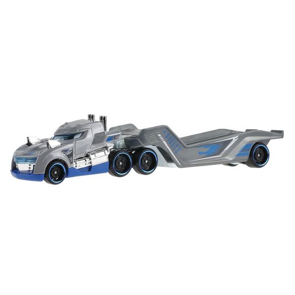 Flota Hot Wheels Track este gata de cursa Conceput sa functioneze cu senile Hot Wheels fiecare vehicul este la scara 164 si include o cabina si o remorca cu decoratiuni dragute si o multime de grafica Diferite sortimente sunt disponibile pe tot parcursul anului pentru sortimente tot mai variate Copiii si colectionarii deopotriva isi vor dori propria escadrila personalizata Articole vandute separat Stilurile culorile si decoratiunile pot varia Cu detaliile lor cool si decorurile lor 