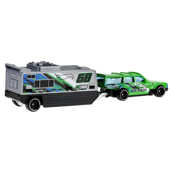 Flota Hot Wheels Track este gata de cursa Conceput sa functioneze cu senile Hot Wheels fiecare vehicul este la scara 164 si include o cabina si o remorca cu decoratiuni dragute si o multime de grafica Diferite sortimente sunt disponibile pe tot parcursul anului pentru sortimente tot mai variate Copiii si colectionarii deopotriva isi vor dori propria escadrila personalizata Articole vandute separat Stilurile culorile si decoratiunile pot varia Cu detaliile lor cool si decorurile lor 