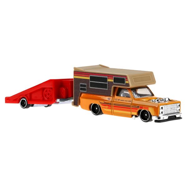 Flota Hot Wheels Track este gata de cursa Conceput sa functioneze cu senile Hot Wheels fiecare vehicul este la scara 164 si include o cabina si o remorca cu decoratiuni dragute si o multime de grafica Diferite sortimente sunt disponibile pe tot parcursul anului pentru sortimente tot mai variate Copiii si colectionarii deopotriva isi vor dori propria escadrila personalizata Articole vandute separat Stilurile culorile si decoratiunile pot varia Cu detaliile lor cool si decorurile lor 