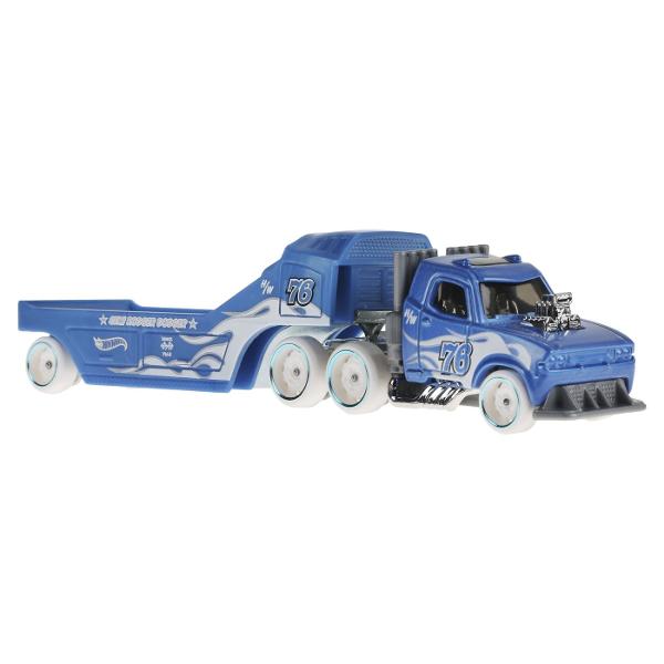 Flota Hot Wheels Track este gata de cursa Conceput sa functioneze cu senile Hot Wheels fiecare vehicul este la scara 164 si include o cabina si o remorca cu decoratiuni dragute si o multime de grafica Diferite sortimente sunt disponibile pe tot parcursul anului pentru sortimente tot mai variate Copiii si colectionarii deopotriva isi vor dori propria escadrila personalizata Articole vandute separat Stilurile culorile si decoratiunile pot varia Cu detaliile lor cool si decorurile lor 
