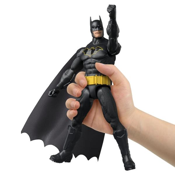 Figurina DC de 30 cm este inspirata de universul supereroilor si este potrivita pentru joaca de actiune si colectie Figurina are un design detaliat cu costum specific personajului si mai multe puncte de articulatie astfel incat poate fi pozitionata in diferite pozitii pentru recrearea scenelor de lupta si a aventurilor preferate Colectia include mai multe personaje DC fiecare disponibil separat Produsul se vinde la bucata iar modelul poate varia in functie de disponibilitate Inaltime 