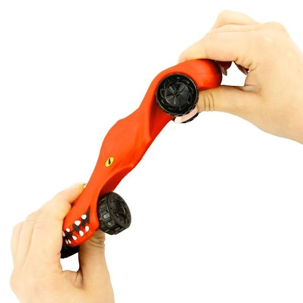 Stretch Wheels Masina Dinozaur este o jucarie senzoriala distractiva cu design inspirat de un dinozaur si roti integrate pentru joaca dinamica Materialul flexibil permite intinderea si apasarea jucariei oferind o experienta tactila placuta si potrivita pentru activitati de tip antistres Copiii pot rula masina o pot strange si o pot folosi in jocuri imaginative combinand miscarea cu stimularea senzoriala Produsul ajuta la dezvoltarea indemanarii coordonarii mana-ochi si creativitatii 