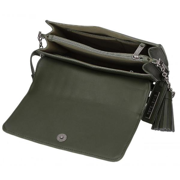  Geanta umar cu dimensiune 23x15x55 cm 2 compartimente pentru a mentine bagajele organizate bareta gentii este ajustabila pentru un confort sporit lungimea baretei este de aproximativ 70 cm culoare verde material piele ecologica inchidere cu capsa  clapa geanta poate fi transportata pe umar cu ajutorul baretei 3 buzunare interioare pentru depozitare accesorii si gadgeturi geanta are ca accesorii un breloc care completeaza designul si ciucure