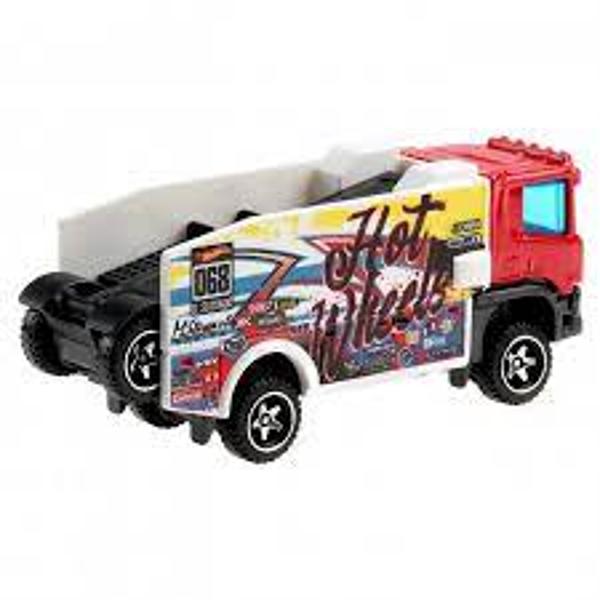 Hot Scania Rally Truck e pregatit pentru cursaProiectat pentru a fi compatibil cu pistele Hot Wheels vandute separat aceasta platforma poate sa prinda viteza pe pista sa treaca prin bucle si sa execute multe alte cascadoriiCamionul si remorca sunt detasabile si interschimbabile cu alte camioane din aceeasi colectie