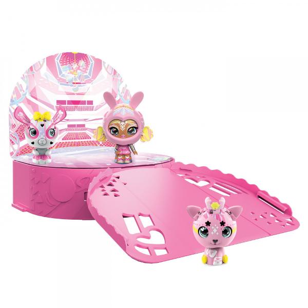 Devino centrul atentiei cu Setul de Joaca Zoobles Multipack Acest set de joaca Z-tastic include Trio-ul exclusiv Diva Ballerina si se transforma dintr-o cutie de depozitare intr-un set de studio de dans pentru figurinele tale Zoobles Scoate capacul si descopera doua figurine adorabile exclusive Zoobles Animals si un Zoobles Z-Girl exclusiva pe care nu o vei gasi altundeva Rastoarna cutia instaleaza fundalul tematic si bucura-te de un spatiu de joaca Capacul cutiei devine intrarea 