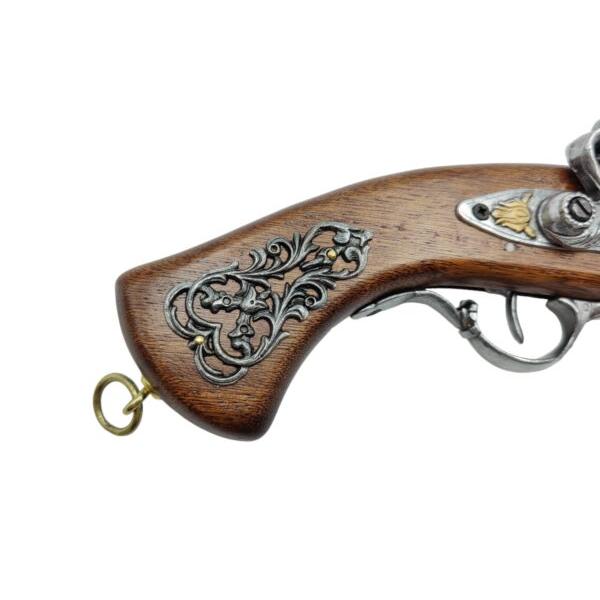 Din lemn mecanism flintlock din metal lustruit  butoi îngust tot din metal lustruit pe stoc este aplicat&259; o plac&259; cu decora&539;iuni de epoc&259;