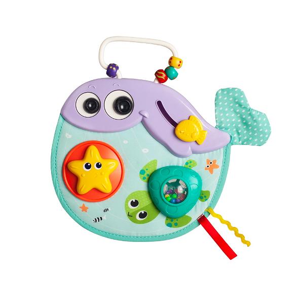 Centru de activitati in forma de balenuta Aceasta balena uimitoare de activitate este plina de functii pentru ca copilul sa se distreze jucandu-se si invatand Aceasta jucarie de activitate va stimula curiozitatea de a imbunatati imaginatia si creativitatea imbunatatind de asemenea gandirea logica si abilitatile de rezolvare a problemelor Componente precum impingerea tragerea prinderea sau intoarcerea pentru a imbunatati dexteritatea degetelor si a mainii coordonarea ochi-mana si 