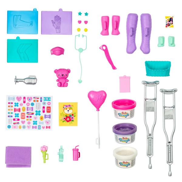 Explorati o lume de distractie cu ingrijire cu setul de joaca Barbie Fast Cast Clinic Cand fetele se joaca cu Barbie isi imagineaza tot ce pot deveni iar pentru cele care adora sa aiba grija de altii pot conduce Fast Cast Clinic Clinica include o papusa doctor Barbie® bruneta 304 cm si 4 zone de joaca o statie medicala un pat de consult un aparat de radiografie si un magazin de cadouri Copiii pot crea ghipsuri pentru papusa „pacient” se vinde separat cu o 