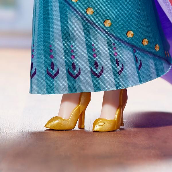 În Frozen 2 de la Disney Anna calatoreste departe de casa pentru a-si proteja sora si oamenii ei Chiar si in cele mai intunecate vremuri Anna persevereaza si ajuta la salvarea regatului ei in cele din urma deoarece este incoronata Regina Arendelle Aceasta papusa vine cu haine si accesorii detasabile – o fusta verde pelerina mov si tiara – inspirata din scena finala din Frozen 2 de la Disney Copiii se pot bucura de parul lung si rosu al papusii Anna asa cum este in 