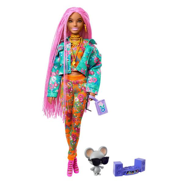 Papusile Barbie Extra etaleaza tinute indraznete si culori vii si iau atitudine Fiecare papusa Barbie are propriul stil jucaus si exagerat Iar animalele lor de companie fiecare diferit si adorabil au si ele o personalitate puternica Barbie Extra permite copiilor sa exploreze exprimarea de sine prin stil si ofera o experienta de moda si stilizare captivanta cu papusi articulate Fiecare papusa reprezinta distractie cu moda cu sclipici ursuleti gumati emoji si par distinctiv aducand un 