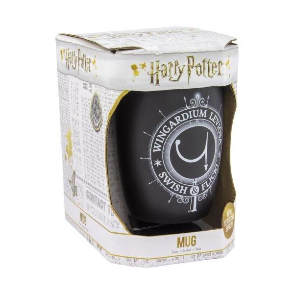 Avand un design cu Harry Potter si un aspect magic aceasta cana cu efect de levitatie este perfecta pentru te bucura de o pauza de ceaicafea dupa ce ai studiat vrajitoria la renumita scoala HogwartsIndiferent daca esti iubitor de cafea un pasionat de ceai aceasta cana este fabricata din ceramica neagra facand fiecare inghititura mai buna oriunde te-ai afla acasa sau la birouPoate fi cadoul perfect pentru orice fan Harry Potter fiind un produs licentiat oficial