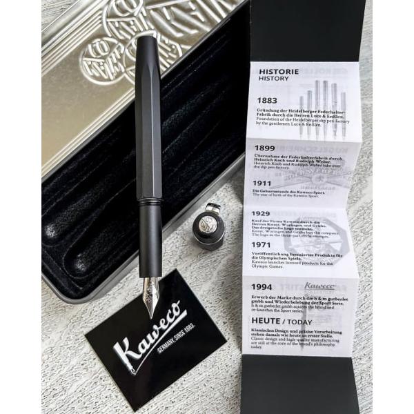 Stilou Original Black Chrome 060 KawecoKaweco Original impresioneaz&259; prin liniile sale elegante &537;i designul clar În special aspectul mat al suprafe&539;ei creeaz&259; o exclusivitate pronun&539;at&259; Designul purist al instrumentelor de scris se armonizeaz&259; minunat cu corpul solid din aluminiu elementele cromate &537;i o anodizare foarte rezistent&259; la 