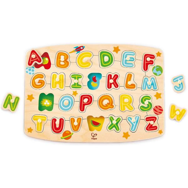 Invatarea alfabetului nu a fost niciodata atat de distractiva Potriveste piesele puzzle-ului dupa culoare forma sau litera sau ajuta-ti copilul sa-si exprime numele folosind piesele puzzle-ului alfabetului color Piesele de puzzle cu litere pot fi utilizate independent de puzzle pentru a scrie cuvinte simple si a explora cuvinte si litere in moduri distractive Cele 26 de imagini din interiorul orificiilor puzzle-ului se refera la piesa de puzzle potrivita S pentru soare T pentru camion 