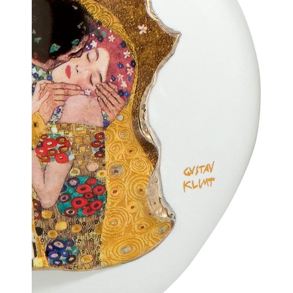 Vaz&259; decorativ&259; Goebel – The Kiss de Gustav Klimt 14 cmUn omagiu adus iubirii &537;i frumuse&539;ii eterne aceast&259; vaz&259; din por&539;elan fin poart&259; amprenta inconfundabil&259; a brandului Goebel &537;i este lucrat&259; manual cu m&259;iestrie artistic&259;Decorat&259; cu celebra lucrare „The Kiss” de Gustav Klimt vaza capteaz&259; esen&539;a pasiunii &537;i romantismului specific operei sale Culorile vibrante 