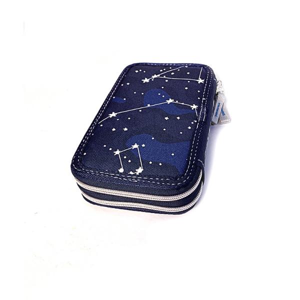 Penarul dublu echipat Astronaut este creat pentru a unura pastrarea si ordonarea instrumentelor de scris in mod placut sigur si confortabil fara a mai pierde timp in magazinele de papetarieDimensiuni 20 x 5 x 13 cmMaterial poliesterProdusul este disponibil in editie limitata Fiecare produs este fabricat individual de aceea pot surveni diferente ale 