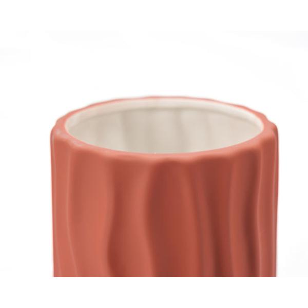 Obiectele decorative joaca un rol important in decorul casei tale si in obtinerea unui spatiu placut si relaxant Mixul intre mobilier si accesoriile pentru decor este important pentru a crea armonie in interiorul casei Casa ta va avea un design aparte atunci cand alegi sa decorezi cu flori in vaze frumoase din ceramicaVaza decorativa din ceramica se remarca prin aspectul estetic atractiv si glam in acelasi timpEste o decoratiune ce se distinge prin linii simple si moderne Cu 