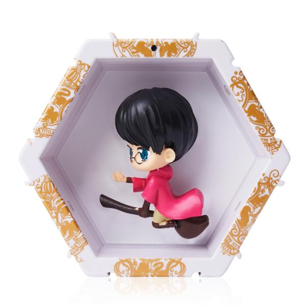 Fiecare personaj este situat in propriul POD in forma de hexagon cu lumini UV si senzor IR incorporat Pur si simplu miscati mana peste senzor pentru a lumina WOW-ul POD-ul Misca-ti mana in fata POD-ului pentru a-l lumina si a dezvalui pictograme ascunse in spatele WOWPod-ului Lumina se stinge automat dupa 30 de secunde Conectati-le in cateva secunde Colectia ta poate lua diferite forme si avea in fiecare zi alt look Limita e doar de imaginatia ta Puteti chiar sa va scrieti numele sau 