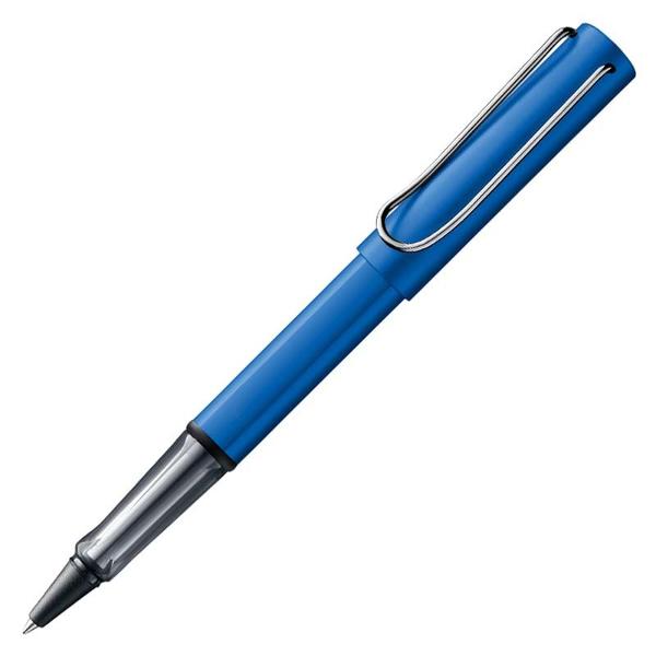 Rollerul Lamy Al-star ne oferta experienta aluminiului usor in diverse culori metalizate completand coloristica&nbsp; instrumentelor Safari si a variantei transparente Vista Ca si Safari si&nbsp; Vista  LAMY AL-star face scrisul mai usor ca niciodata Creat special pentru scolari grupul tinta de varsta  10-15 ani&nbsp; devine insa atractiv atat&nbsp; pentru tineri cat si pentru adulti Partea frontala are o caracteristica unica si anume un grip din plastic transparent- fumuriu cu trei 