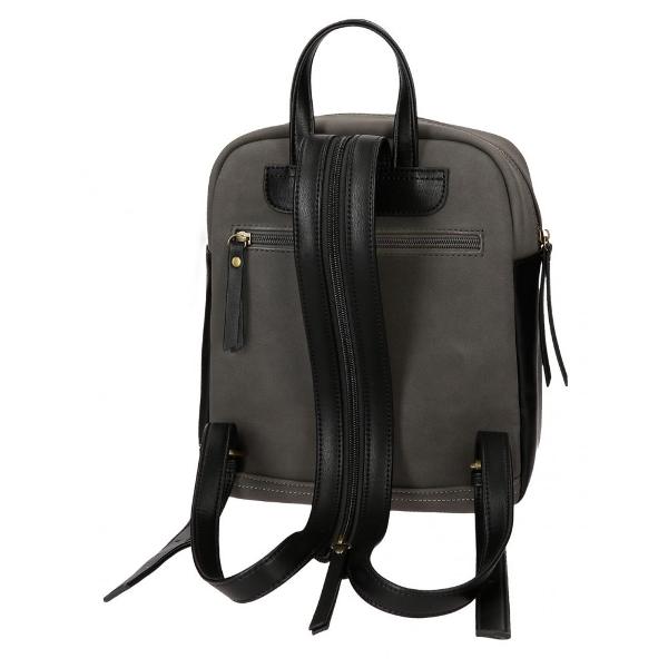 Rucsac casual 28 cm Pepe Jeans Lorain negru - culoare negru material piele ecologica dimensiune 24x28x10 cm bretele ajustabile 1 compartiment maner superiorAceast&259; linie de gen&539;i pentru dama de la Pepe Jeans este ideal&259; pentru toamn&259; datorit&259; u&537;urin&539;ei sale în combinarea lor cu orice tinuta Toate piesele sunt confec&539;ionate din piele sintetic&259; &537;i ave&539;i patru culori diferite din care s&259; alege&539;i dintre piesele 