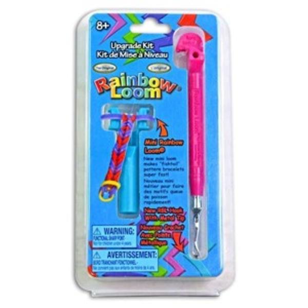 Noul croset Rainbow Loom® cu capat metalic si Mini Rainbow Loom®Pe spatele pachetului exista un cifru secret pentru a verifica autenticitatea acestui produs Rainbow Loom®ATENTIECrosetul are un varf ascutit;Nu este recomandat pentru copii sub 4 ani