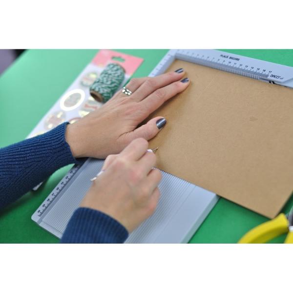 Daca esti pasionat de lucru manual si iti place sa lucrezi cu hartia placa de biguire te va ajuta sa creezi pliuri hartieiPotrivita pentru a crea felicitari plicuri plicuri tip cutie cutii pentru cadouri invitatii rozete si multe alte proiecte din hartie sau cartonPermite crearea mai multor dimensiuni de proiecteCaracteristici produsContine cutit pentru biguireDimensiuni placa 305 x 17 cm