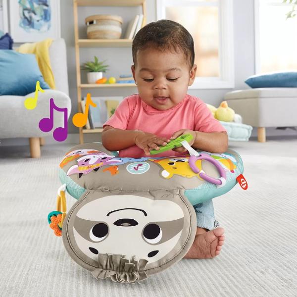 Perna pentru burtica lenes cu muzica si vibratii Fisher-Price® este un sprijin pentru stat pe burta cu un prieten lenes mare fosnitor cu pana la 10 minute de muzica si vibratii pentru a ajuta la linistirea bebelusului si la a-l mentine interesat cand sta pe burta Doua jucarii de activitate repozitionabile inclusiv zornaitori si o jucarie de dentitie fara BPA cresc distractia Ridicandu-si capul si impingandu-se in sus pentru a interactiona cu jucariile ajuta la intarirea muschilor 