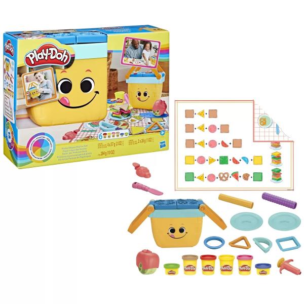 Ploaie sau soare setul de inceput Picnic Shapes este un set de picnic perfect pentru copii pentru oricand Vine cu 12 instrumente de pornire 6 culori Play-Doh si un cos de picnic de jucarie care depoziteaza instrumentele Pe masura ce copiii exploreaza forme de baza cum ar fi patrate cercuri si triunghiuri isi pot folosi imaginatia si pot stivui acele forme in sandvisuri Play-Doh Fie ca este primul lor set de start Play-Doh sau un cadou pentru copiii de 3 ani in sus lasa-i sa descopere 