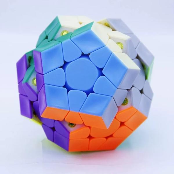 Seria de caracteristici surprinzatoare continua GAN face din cuberi speedcuberi Alegand produsele GAN alegi cel mai de succes brand de cuburi din lumeCe este un megaminx Este un cub in forma de dodecaedru Are 12 fete si 62 de piese inclusiv 12 piese centrale 20 de colturi si 30 de margini rezultand 101×1068 de combinatii Este nevoie de cel putin 347 secunde pentru a rezolva un cub 3×3 iar pentru rezolvarea unui Megaminx de 2781s Rezolvarea unui megaminx este 