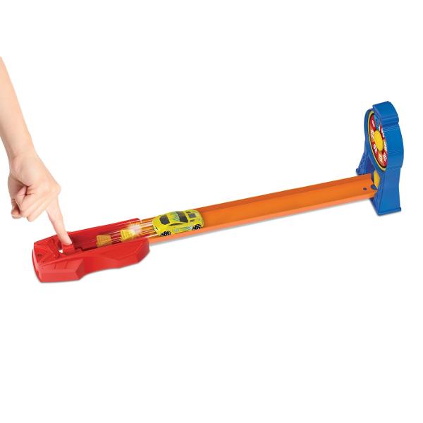 Acest sortiment ofera joc simplu si clasic Hot Wheels cu masini emblematice pista portocalie ultra-cool si un lansator Copiii pot sari cu masinile peste surubul de electricitate cu turnul electric pot lansa pentru a sari flacara pot merge in bucla sau pot sparge un flip cu patru optiuni diferite de cascadorii Cat de sus cat de departe cat de repede vor merge Patru seturi diferite cu caracteristici unice ofera un joc plin de entuziasm si o actiune captivanta Fiecare set se conecteaza 