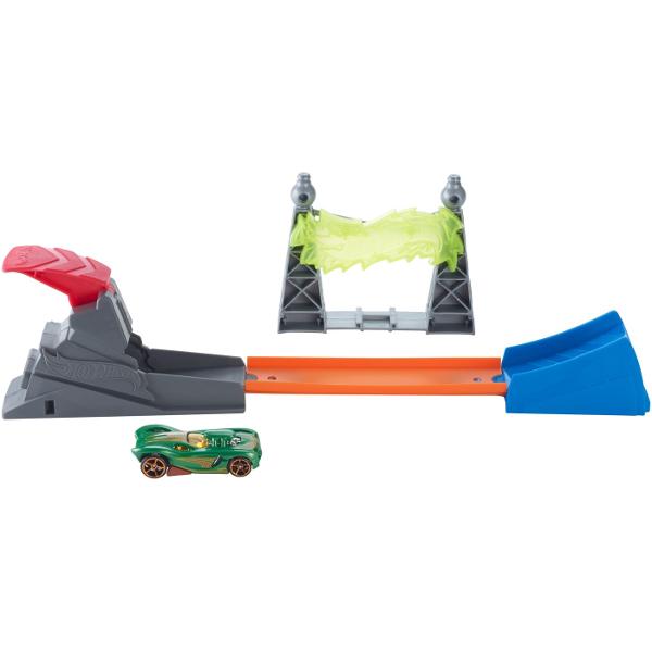 Acest sortiment ofera joc simplu si clasic Hot Wheels cu masini emblematice pista portocalie ultra-cool si un lansator Copiii pot sari cu masinile peste surubul de electricitate cu turnul electric pot lansa pentru a sari flacara pot merge in bucla sau pot sparge un flip cu patru optiuni diferite de cascadorii Cat de sus cat de departe cat de repede vor merge Patru seturi diferite cu caracteristici unice ofera un joc plin de entuziasm si o actiune captivanta Fiecare set se conecteaza 